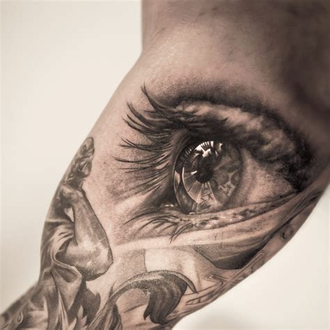 tatuaje en biceps hombre|Tatuajes de bíceps para hombres: ideas de tatuajes en el interior。